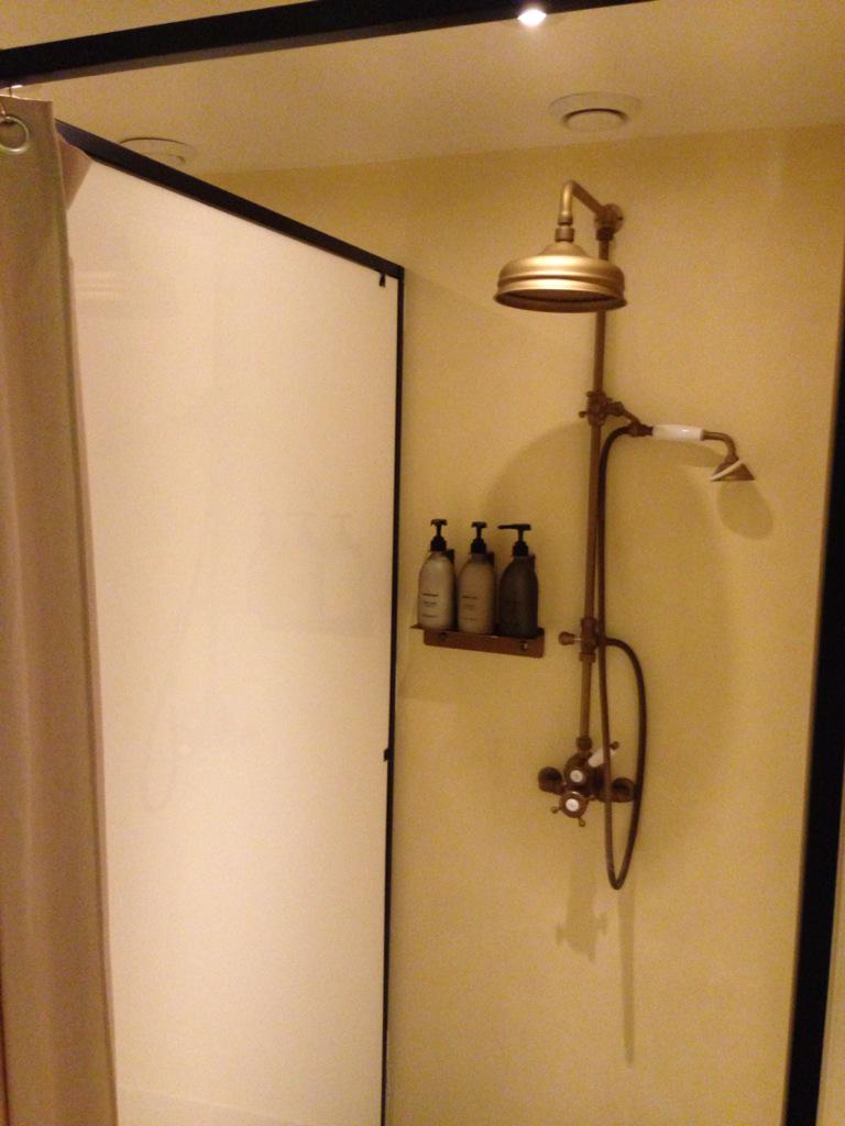 SloaneSquareMag's tweet photo. Feeling fit after a HIIT class @SKC_Voyager this morning - beautiful changing rooms http://t.co/UBAaueCcTH