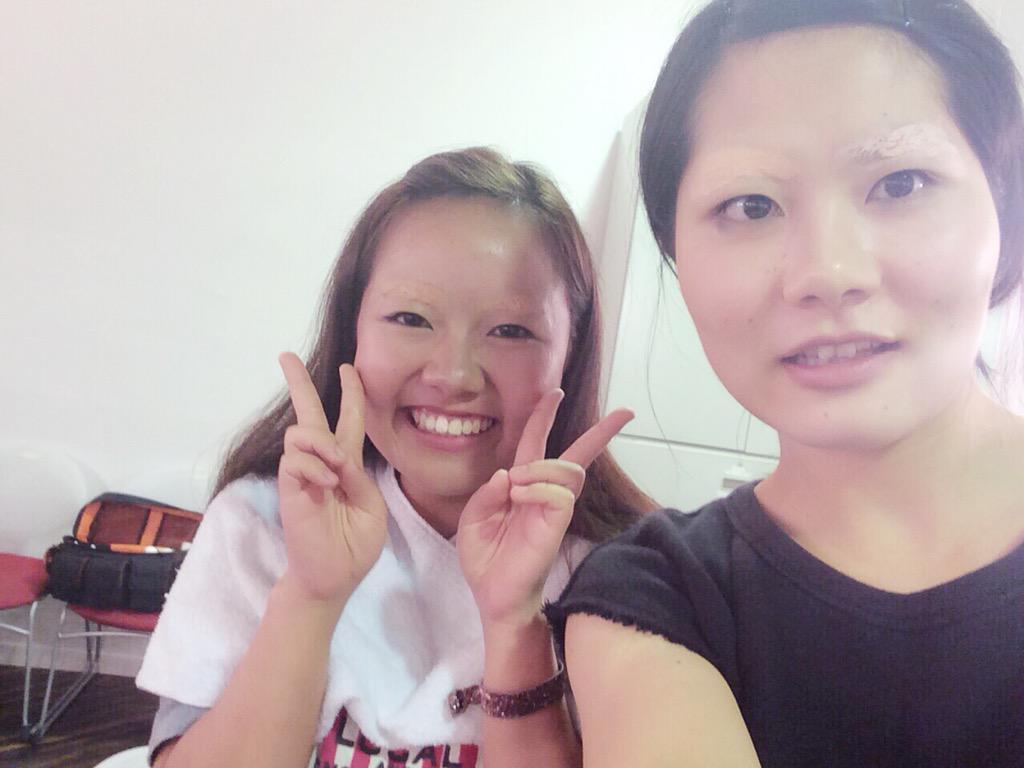 ট ইট র Shao テストで頭おかしくなって眉毛全剃りしちゃった ってのは嘘です 笑 これは眉 消しといってメイクの一種です 舞台や映画などで使われているそうです 練習で使ったのであまり綺麗には塗れていないけど パッと見全剃りみたいでしょ 笑 ট ইট র Shao テストで頭おかしくなって眉毛全剃りしちゃった ってのは嘘です 笑 これは眉 消しといってメイクの一種です 舞台や映画などで使われているそうです 練習で使ったのであまり綺麗には塗れていないけど パッと見全剃りみたいでしょ 笑