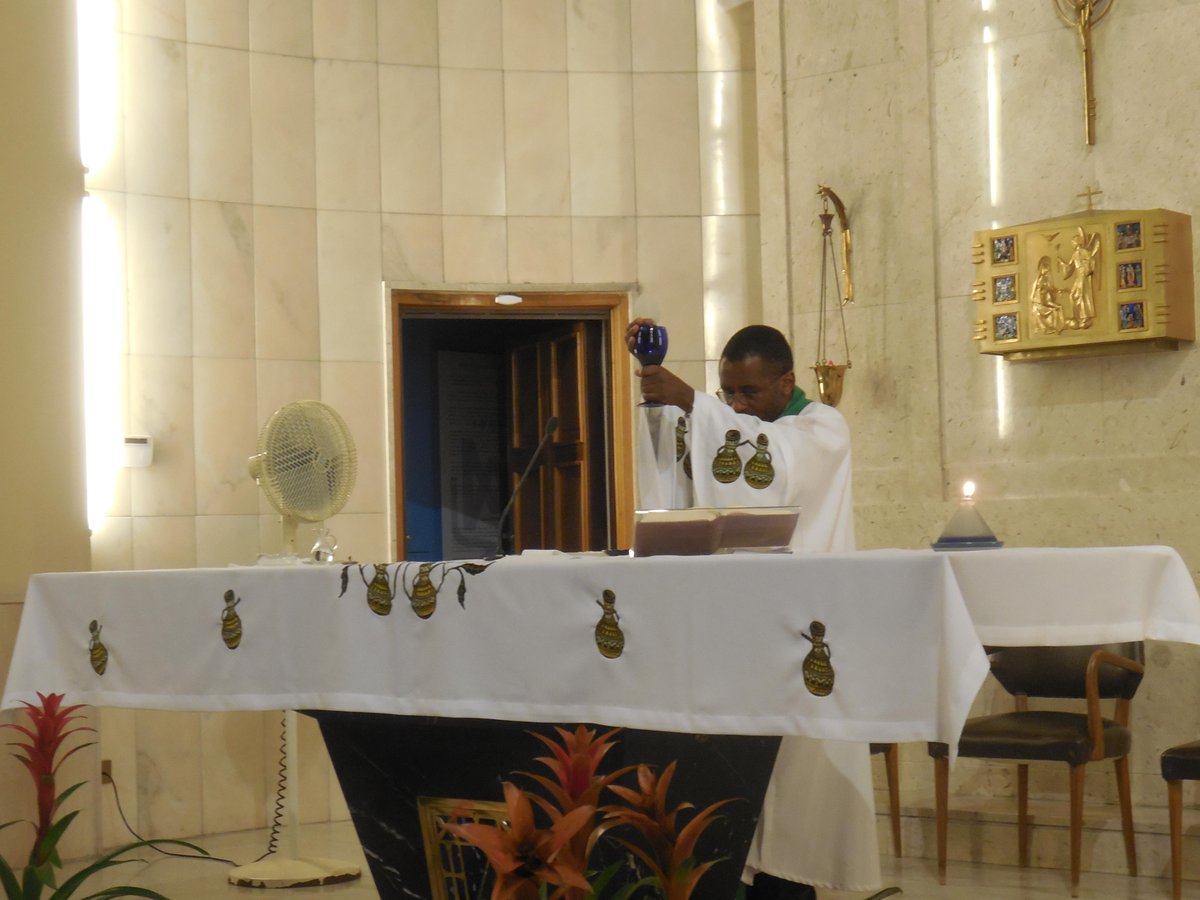Nous avons terminé la journée par l’Eucharistie présidée par le P. Henri Muhumira, osc.