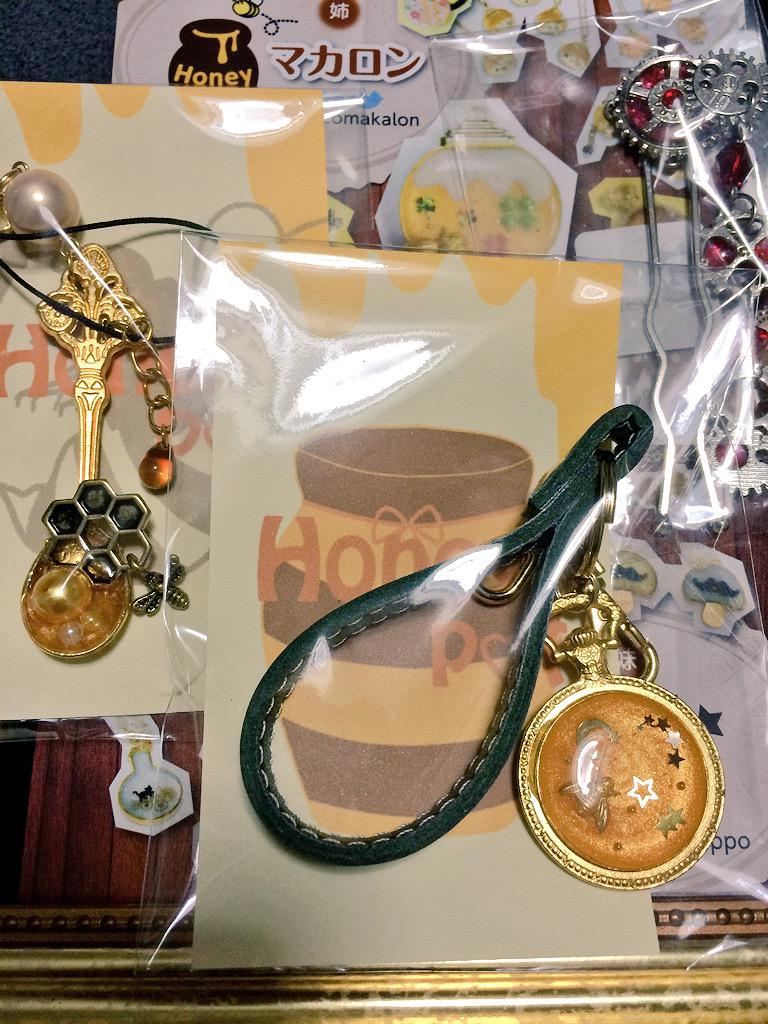kuma_re's tweet photo. #HMJ2015 戦利品報告!
マカロンさん(@chocomakalon )と悠慧さん(@tsukinoshippo )のブースへv スプーンストラップ、歯車の簪と、コラボキーホルダー!沢山お喋りできて楽しかった…vV http://t.co/oha9B66hAR