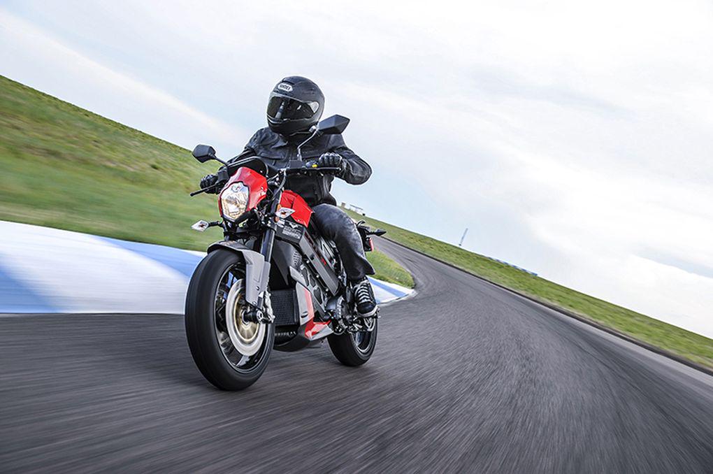 vergecars's tweet photo. Victory's $19,999 Empulse TT could be the electric motorcycle you’ve been waiting for http://t.co/7NS7g65E0w http://t.co/Tzw2FR2sjv