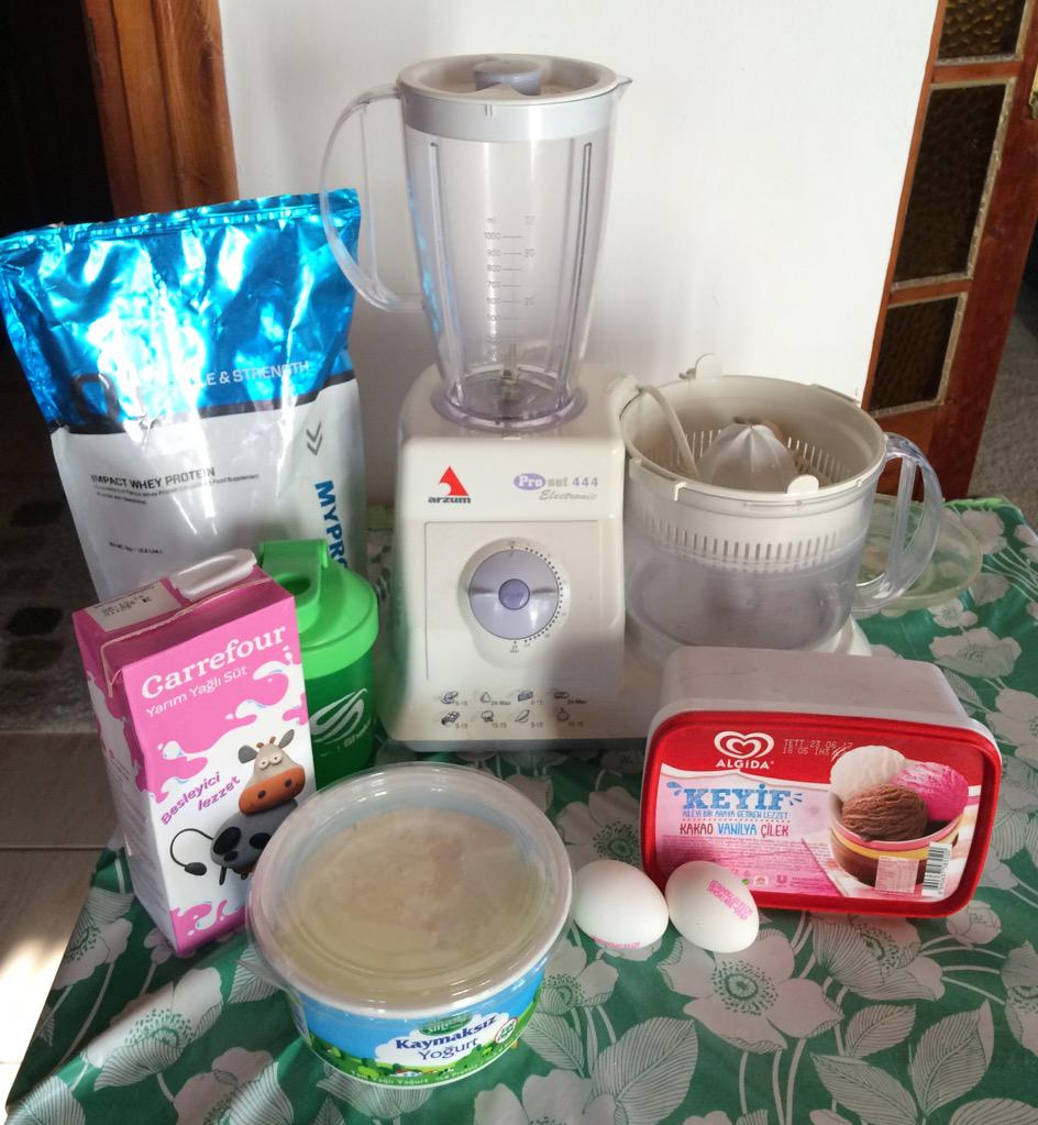 dantidy1998's tweet photo. A mega shake:protein powder,2 scoops of ice cream,100g of Greek yogurt and milk,then blend it. Roughly 37g of protein http://t.co/g9iy3fshZN