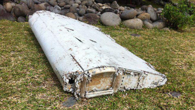 airlivenet's tweet photo. BREAKING Is this piece found this morning could be flaps of #MH370 ? http://t.co/MlhHe6Px4F http://t.co/FyRC4L7X9e