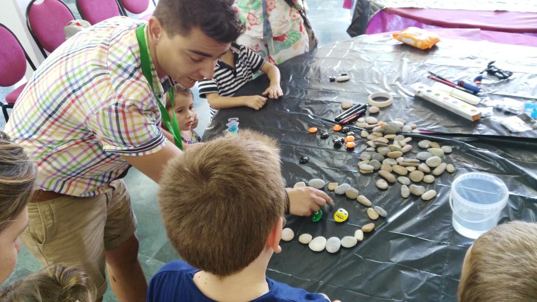 Dialhogar's tweet image. Piedras monstruosas con @Yonolotiraria y material de #opitec. Los niños flipan!!