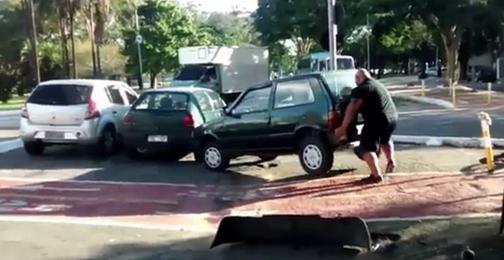 VIDEO La Uno occupa la pista ciclabile e il ciclista la sposta con le mani! fal.cn/Boq5