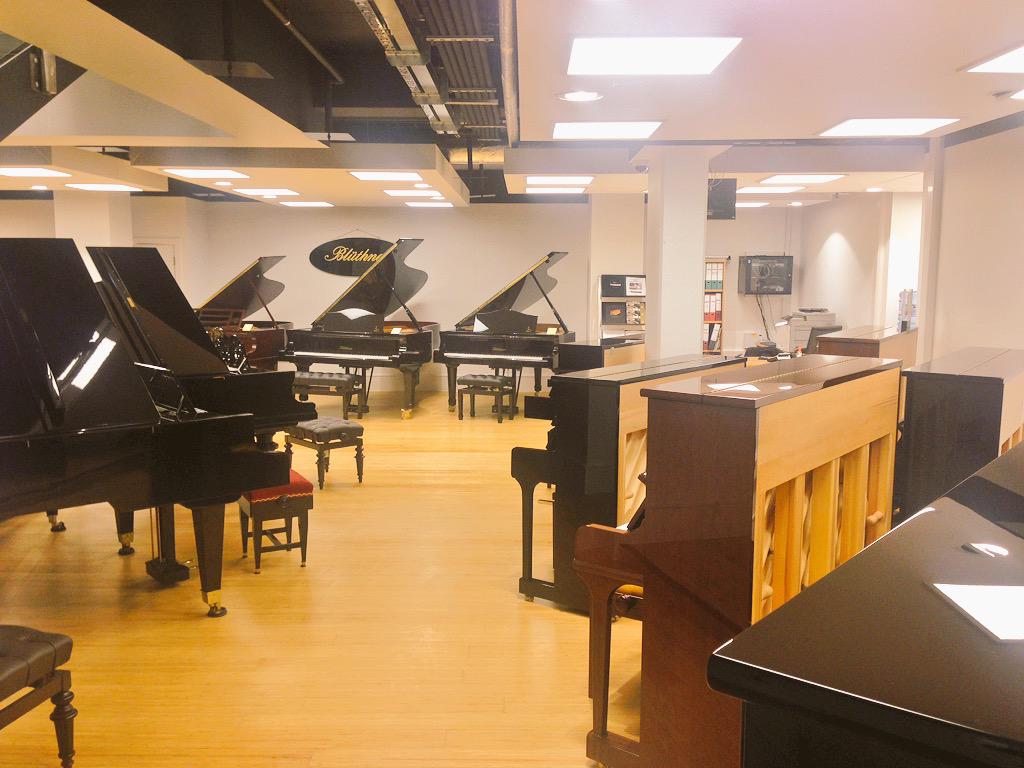 Alinakmusic's tweet image. Joy for my eyes, the sight makes me smile actually. A store and studios in London #blüthner pianos #piano