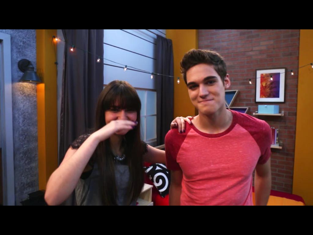 TheeEmmaAlonso's tweet photo. This breaks me into tears.... (you can tell that Gigi's crying)#EWWForever http://t.co/c14OWpScnj