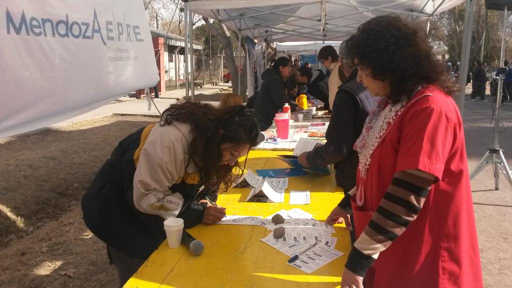 CooperativaMza's tweet photo. La #PlazadeServicios sigue recorriendo la Provincia. Hoy estuvo en Chapanay #SanMartín @MarceloCostaMza @tatimussato http://t.co/rp3ZWs7jH2