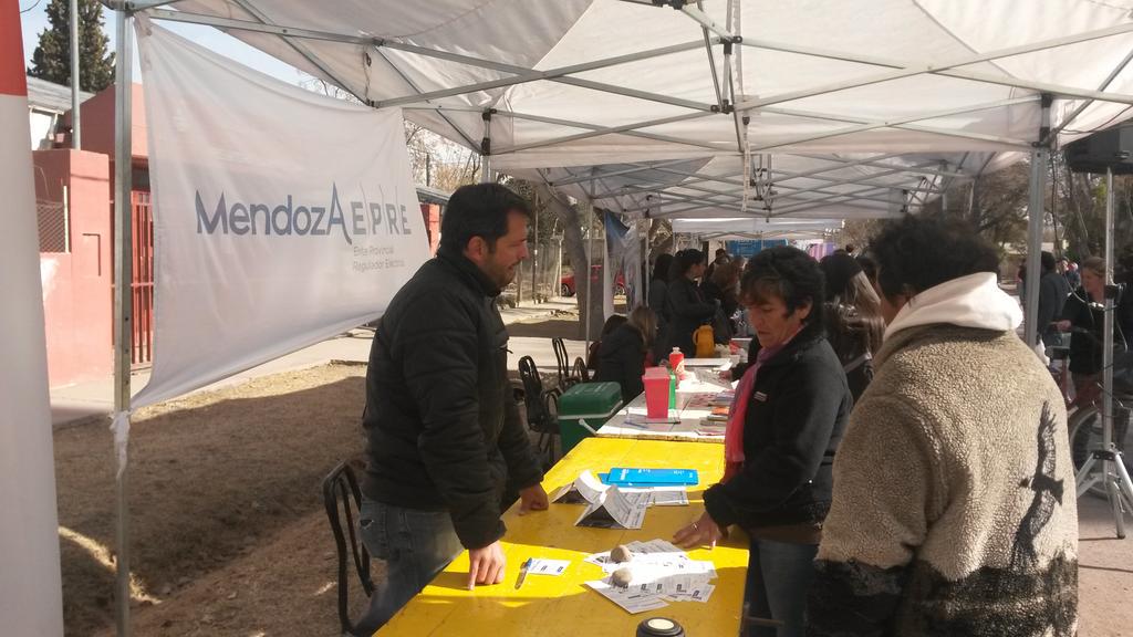 CooperativaMza's tweet photo. La #PlazadeServicios sigue recorriendo la Provincia. Hoy estuvo en Chapanay #SanMartín @MarceloCostaMza @tatimussato http://t.co/rp3ZWs7jH2