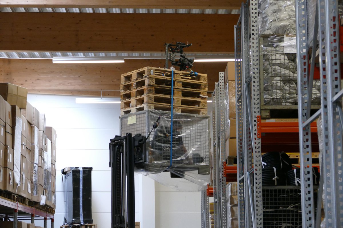 Techvision_de's tweet image. hunting a #snake operating camera pan/tilt with a remote controlled gimbal. #djironin