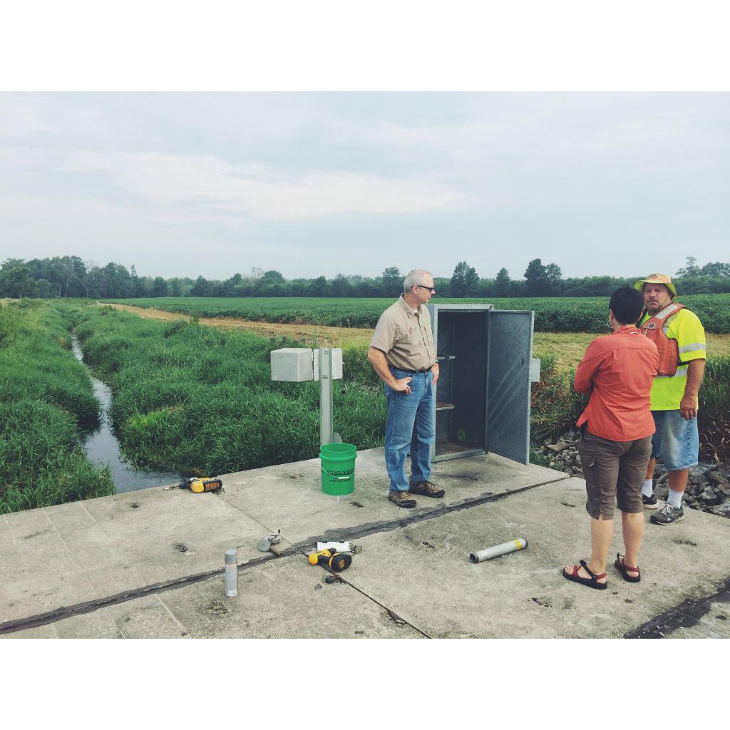 Stay-tuned: Today @USGS_IN installing research watershed gauge at Shatto Ditch <a href="/jenniferltank/">jennifer tank</a> #RCPP #tanklab <a href="/ND_ECI/">ND-ECI</a>