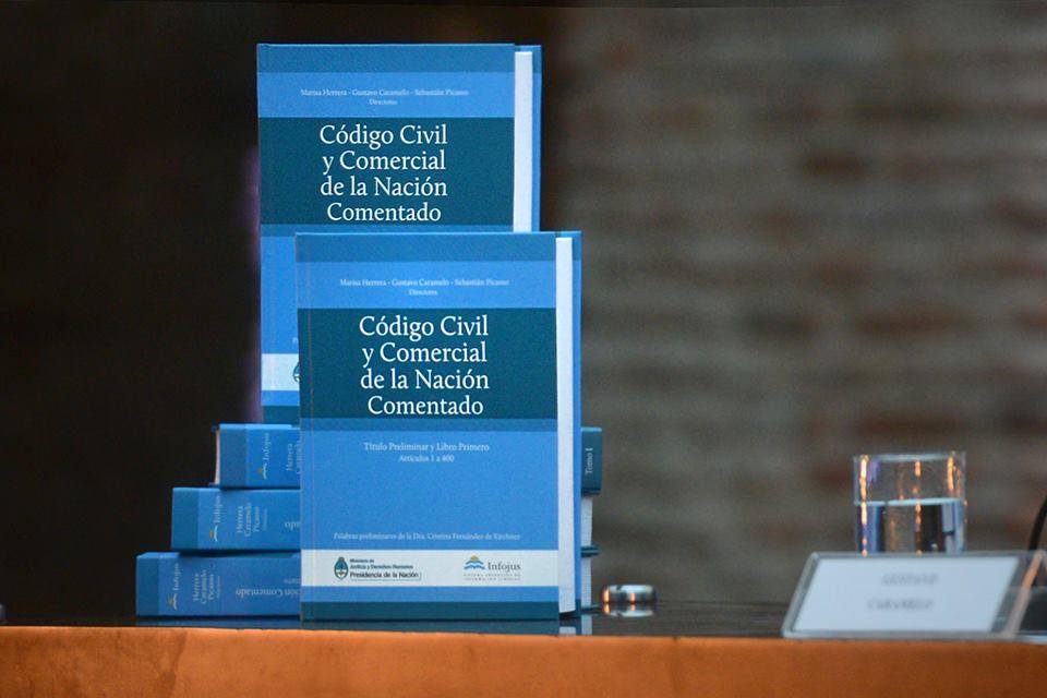 InfojusAR's tweet photo. #EdicionesInfojus Nuevo Código Civil y Comercial Comentado - Descargá el Tomo I GRATIS http://t.co/Gw1Ub4mEtf http://t.co/Jj5mw1EVrQ
