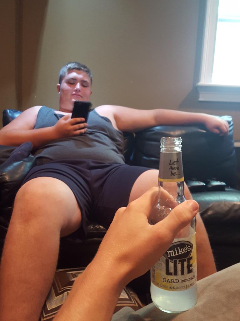 JakeCongdon7's tweet photo. The best way to relax after football is some bolla and mikes http://t.co/2C4YTHcNei