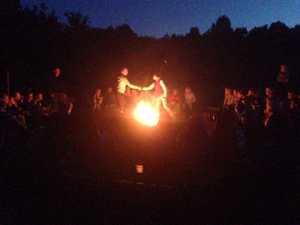 kampweek3's tweet photo. Nog even ontspannen voordat we de spooktocht gaan lopen 😱 http://t.co/DRxyy0HeKA