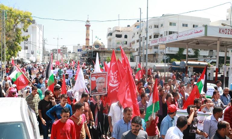 FHKC_tr's tweet photo. Bugün, genel sekreterimiz Ahmad Saadat'a yapılan saldırılara karşı Gazze’de binlerce Filistinli sokaklara çıktı
#FHKC http://t.co/cPfTqQquhE