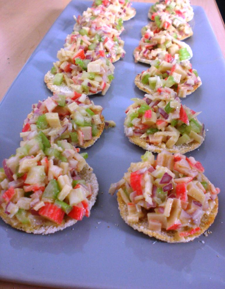 Cazabe_Ve's tweet photo. Ensaladilla de aguacate, atún y tomate sobre casabitos, una rica, saludable y fácil forma de almorzar. #BuenProvecho http://t.co/Z9xUOUihBI