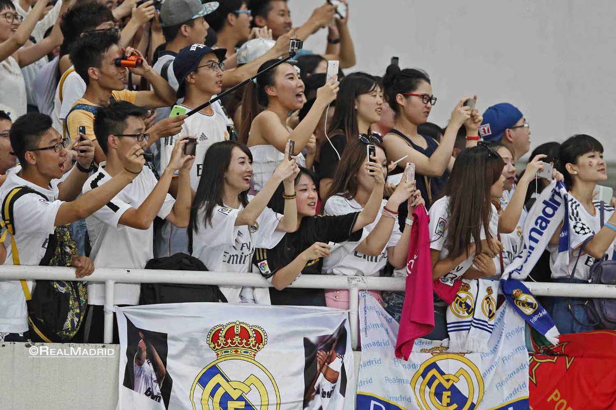 realmadrid's tweet photo. ¡Muy agradecidos por el apoyo de nuestros aficionados de Shanghai durante el entrenamiento!
#RMTour2015 #HalaMadrid http://t.co/aYEVjXDqIs