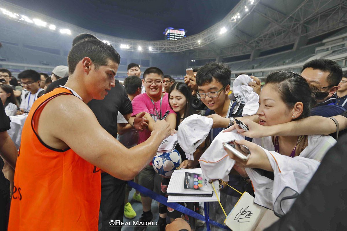 realmadrid's tweet photo. ¡Muy agradecidos por el apoyo de nuestros aficionados de Shanghai durante el entrenamiento!
#RMTour2015 #HalaMadrid http://t.co/aYEVjXDqIs