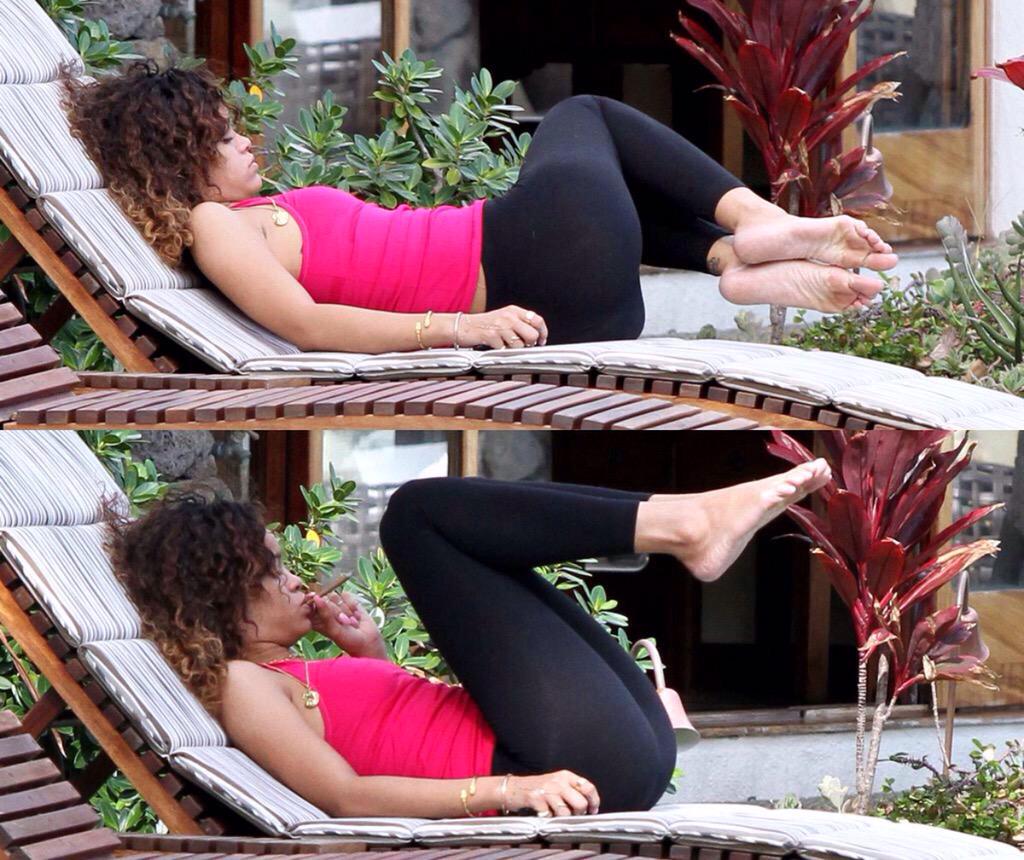 GeniusPothead's tweet photo. Rihanna's new cutting edge work out routine: http://t.co/kT7q5DZtqC