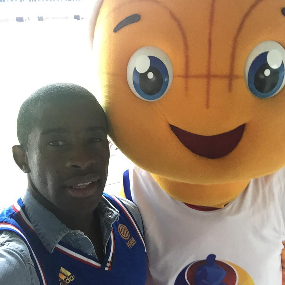 riomavuba's tweet photo. J ai fait visiter la maison le @StadePM à #Frenkie pour l #EuroBasket2015 😉 @ffbasketball http://t.co/cqIcoZDls6