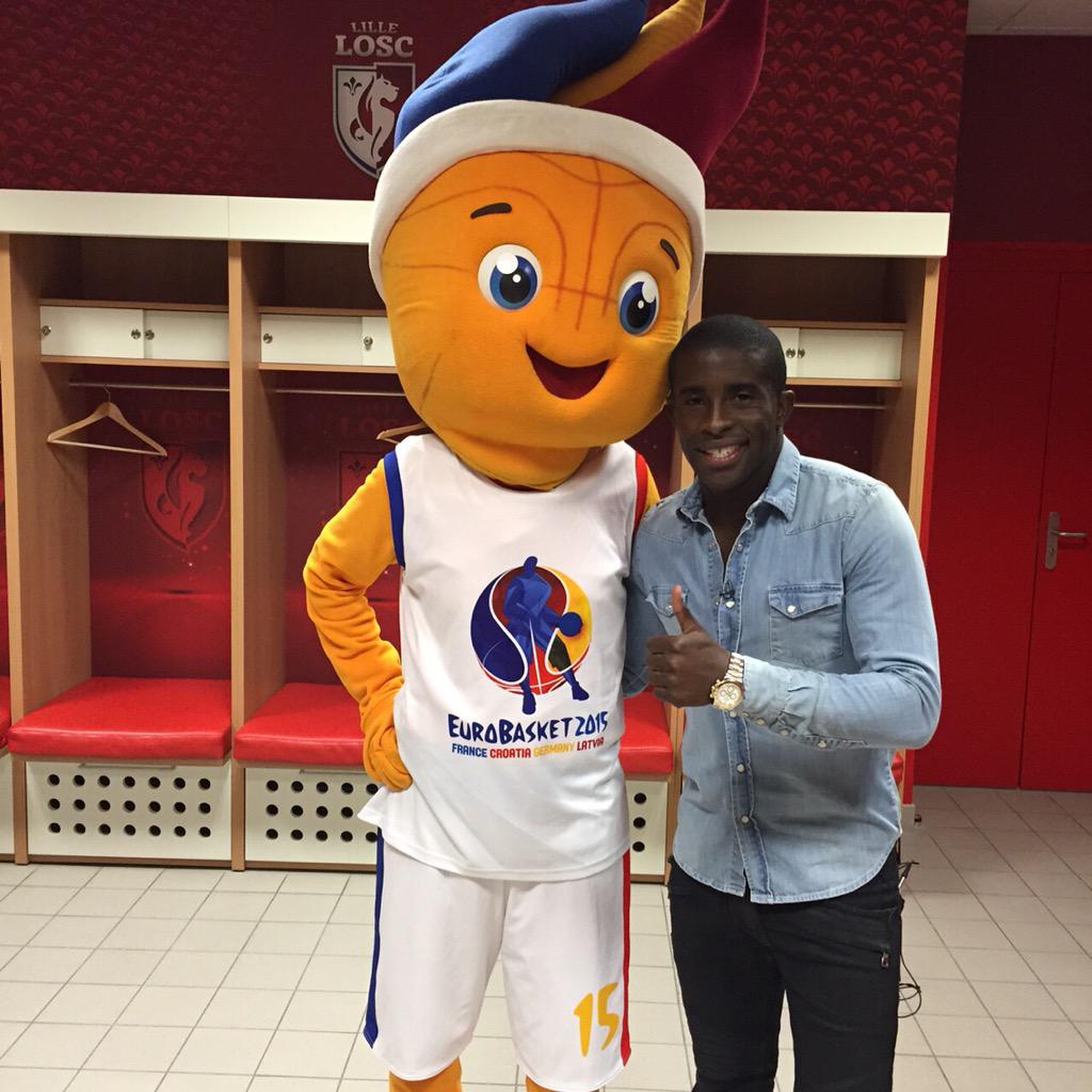 riomavuba's tweet photo. J ai fait visiter la maison le @StadePM à #Frenkie pour l #EuroBasket2015 😉 @ffbasketball http://t.co/cqIcoZDls6