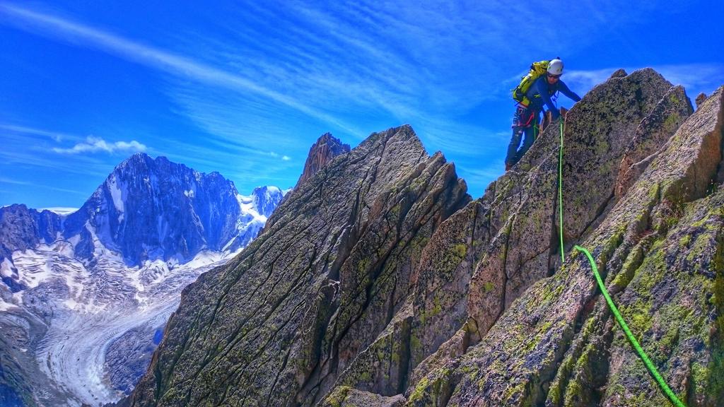 fabien_meyer's tweet photo. La traversée de la None sur l'arête des ecclésiastiques en direction du paradis...
#SuuntoClimb http://t.co/7Qygg9VOPW