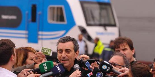 Florencio_2015's tweet photo. .@RandazzoF recibió en el puerto de Bs As 25 de un total de 81 coches 0km para el ferrocarril #BelgranoSur http://t.co/5gapfSIj1m