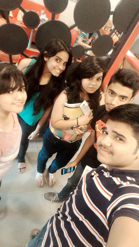 JMithrani's tweet image. A Day Spent With Friends is The Day Well Spent...🙋😘😍
#HBday #Jaysi #PizzaHut #Friends 😅😉😇
