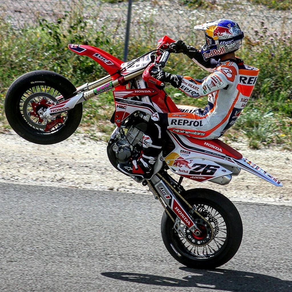 26_DaniPedrosa's tweet photo. Have fun! ✊😉#wheeliewednesday http://t.co/ax2BMNUPZM