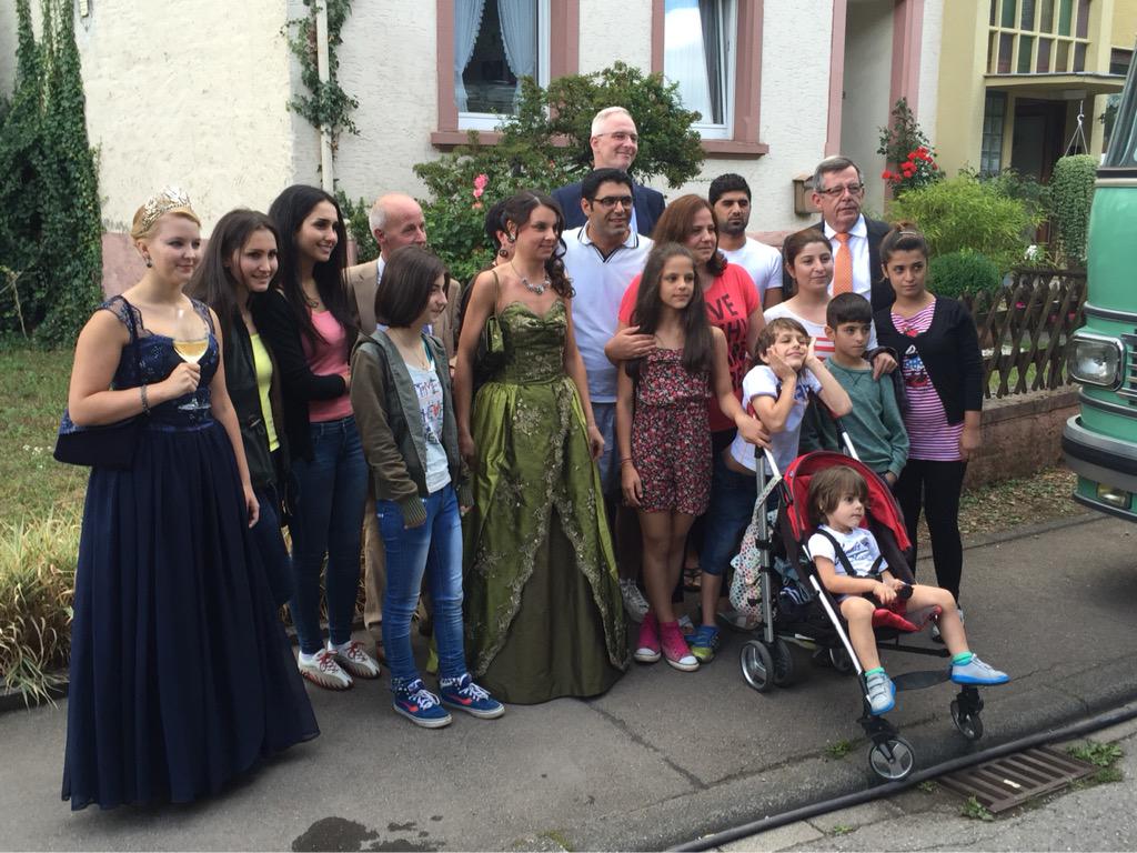 trierer_michel's tweet photo. schöne Geste: die olewiger haben syrienflüchtlinge zur Weinfest-Eröffnung eingeladen. http://t.co/4Mtm5Nfeao