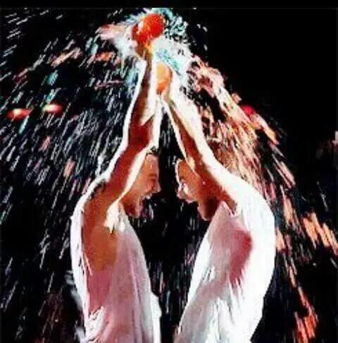 GotDripped's tweet image. Thanks so much to @Louis_Tomlinson and @Real_Liam_Payne for dripping last night! 😊😅💦 #MTVHottest One Direction