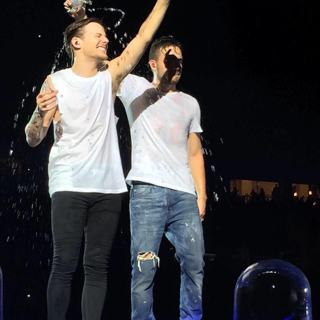 GotDripped's tweet image. Thanks so much to @Louis_Tomlinson and @Real_Liam_Payne for dripping last night! 😊😅💦 #MTVHottest One Direction