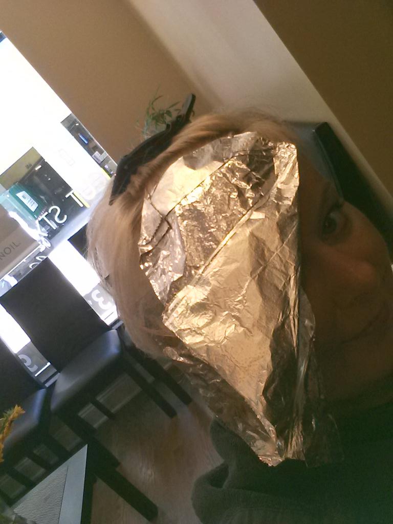 aniunia78's tweet photo. Getting some fun streaks in my hair...#teaching our #apprentice at the same time @JASALON2 http://t.co/bVBhnHG4Es