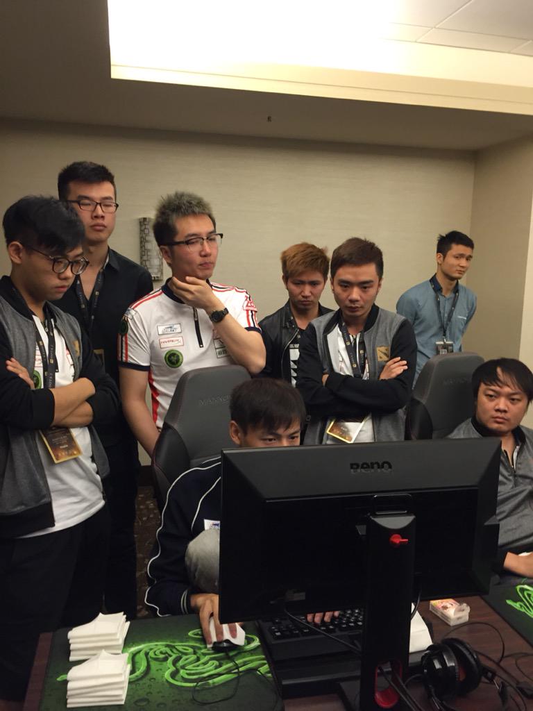 DOTA2's tweet photo. Team meetings before game 2 #TI5 http://t.co/arUc2Rksxw