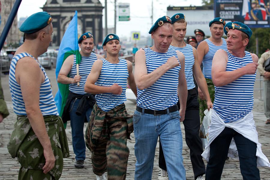 Бывший вдвшник вернулся в поселок. День воздушно-десантных войск. Бывший вдвшник вернулся в поселок. Вдв приколы. Вдвшник и десантник.