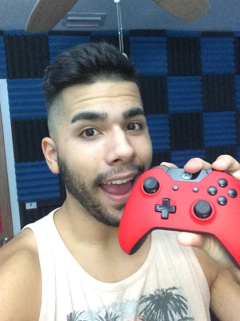 Giving away this brand new Scuf to you beautiful people! RT &amp; FOLLOW TO ENTER! Choosing a winner next Wednesday 08/05