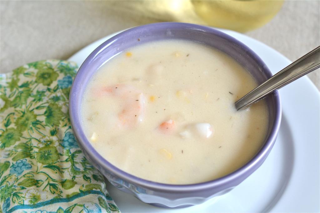 This Summery Shrimp Chowder from <a href="/TheNaptimeChef/">Kelsey Banfield</a> is soup-er flavorful and easy to make! spr.ly/6017BELYX
