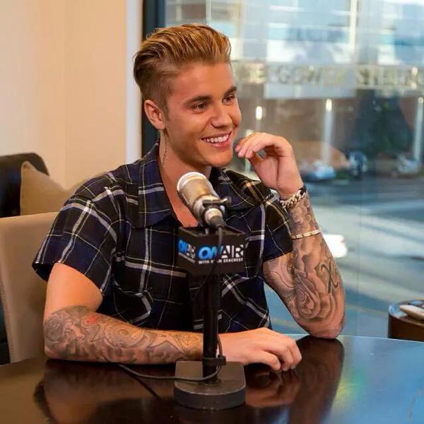 lumuslox's tweet photo. #BieberOnSeacrest he looks so cute and happy, love his smile http://t.co/HMzVNWyMDv