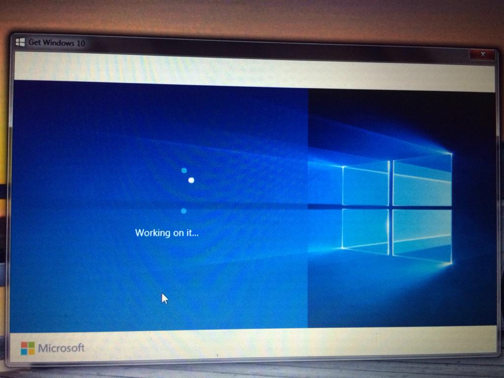 IamShahidAzhar's tweet image. @Windows my laptop is stuck on this page for hours. Please help. #Windows10 #UpdateIssue