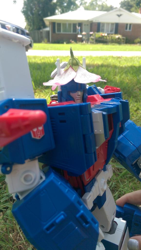 Kittenfishes's tweet photo. "Oh, hey, I didn't see you there..." #transformers #ultra_magnus http://t.co/7ELRoCsx9f