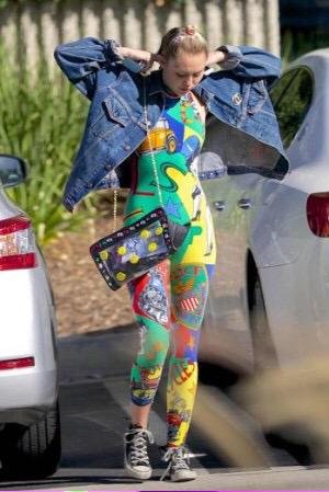 MileyStyleFR's tweet photo. #ExactLook @MileyCyrus porte ce sac http://t.co/1SlExrFwmn http://t.co/L0guRLfkCC