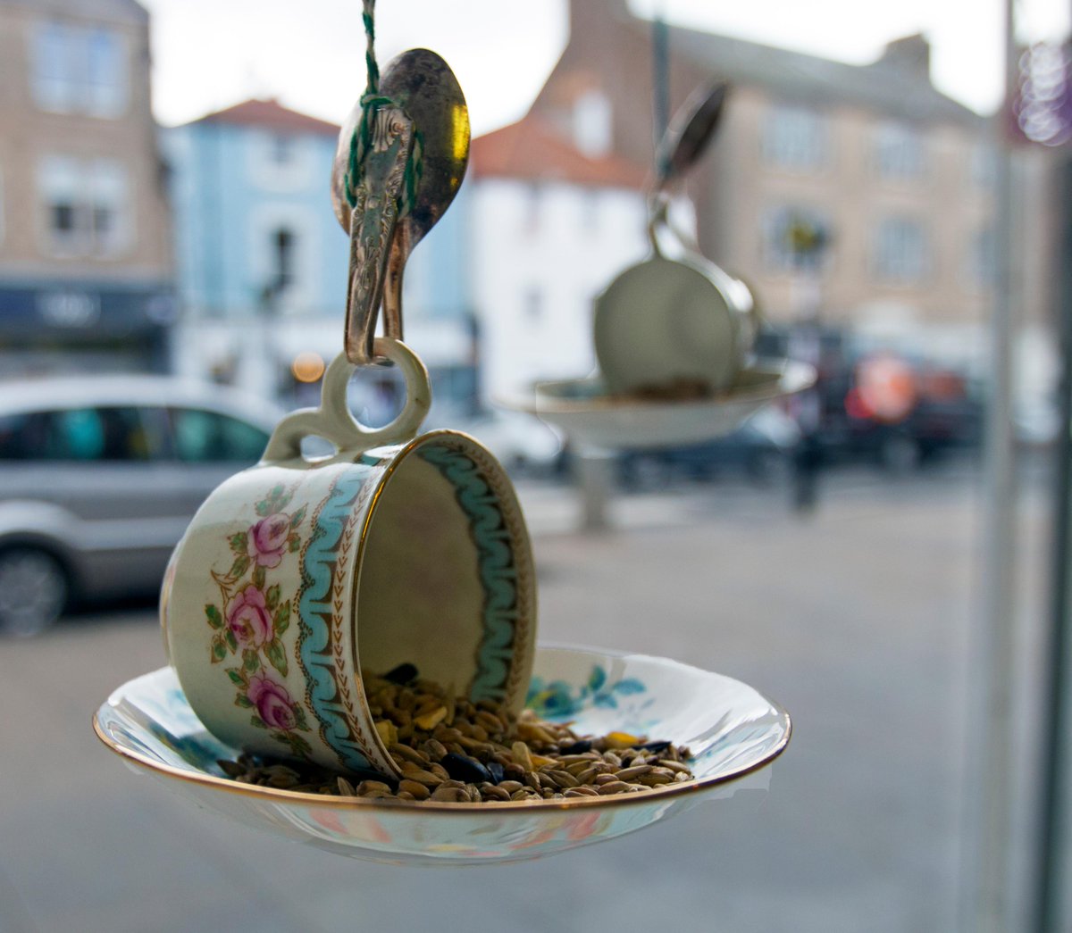 weeredupcycles's tweet photo. @HandmadeHour vintage teacup Bird Feeders I make #HandmadeHour #handmade #upcycle #garden #relovedinscotland #gifts http://t.co/4viFgxdAhK
