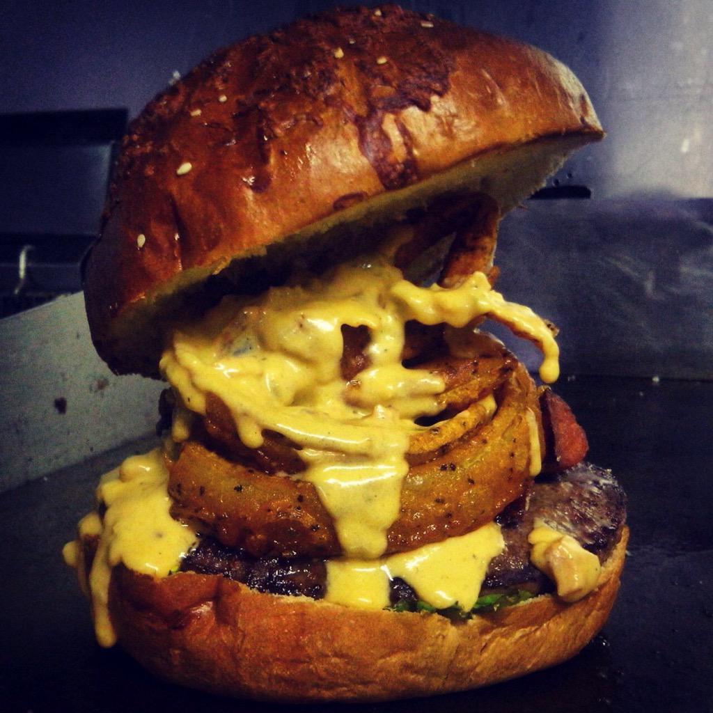 Hamburguesa de arrachera,salchicha frankfurt, aros de cebolla,salsa de queso chedar, jalapeños asados y tocino.