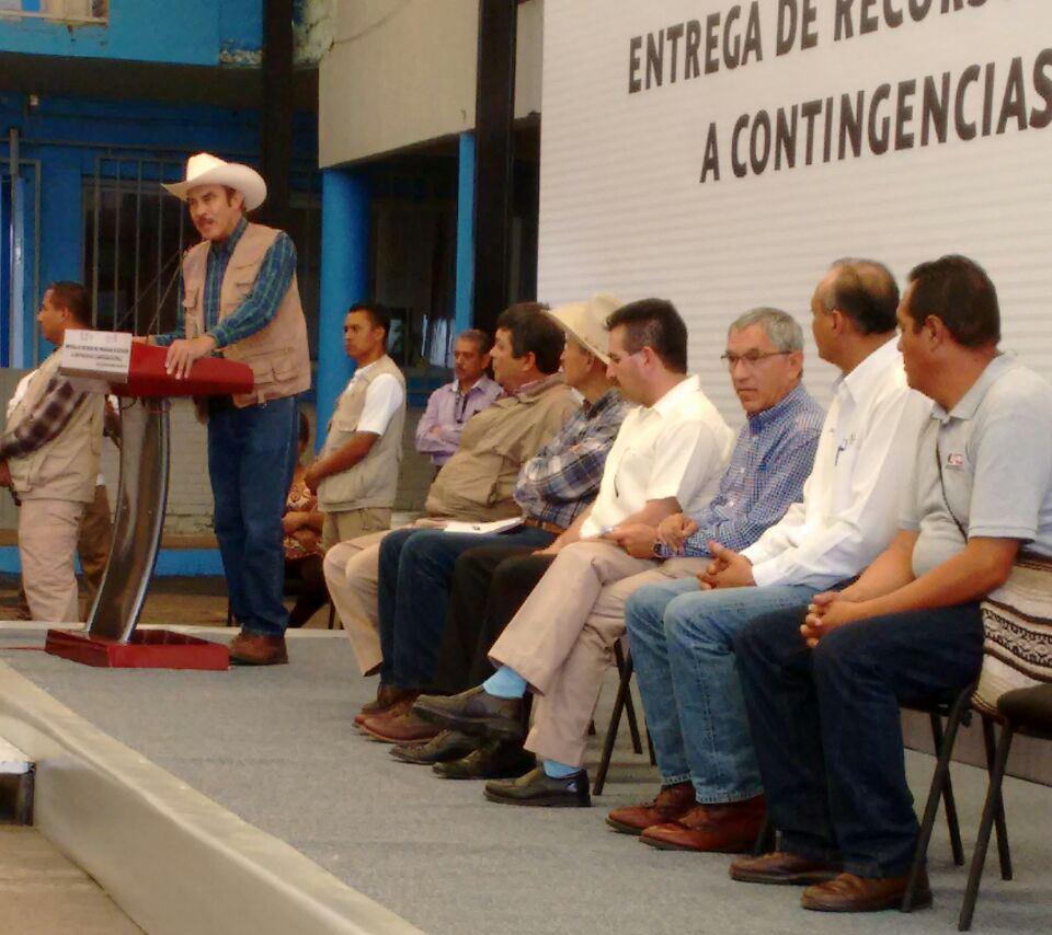 SAGARPA_mch's tweet photo. En #Zacapu entrega Recursos del Programa de Atención a Contingencias Climatológicas #PACC por 1 MDP a 460 productores http://t.co/6CcQ16NZsp
