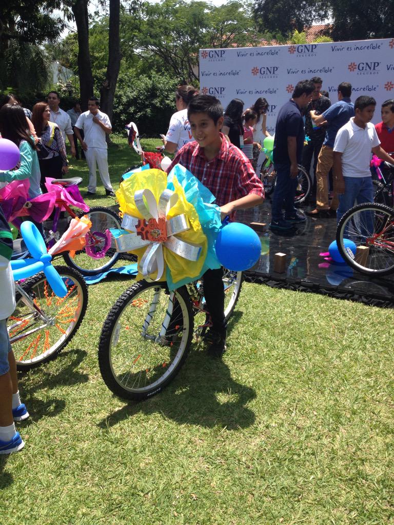 yiselcorona's tweet photo. Buenísima la dinámica @CreciendoGNP armar bicis para los pequeños. #VivirEsIncreíble #JuntosAPasoFirme http://t.co/iRSq5i8g6X