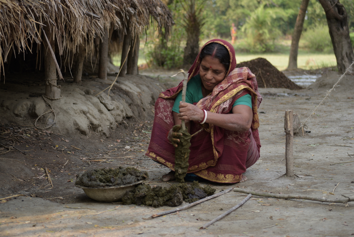 food4thehungry's tweet image. On the blog: How cow poop helps families in #Bangladesh. Yes, you read that right! ow.ly/QfWTY #FHblog