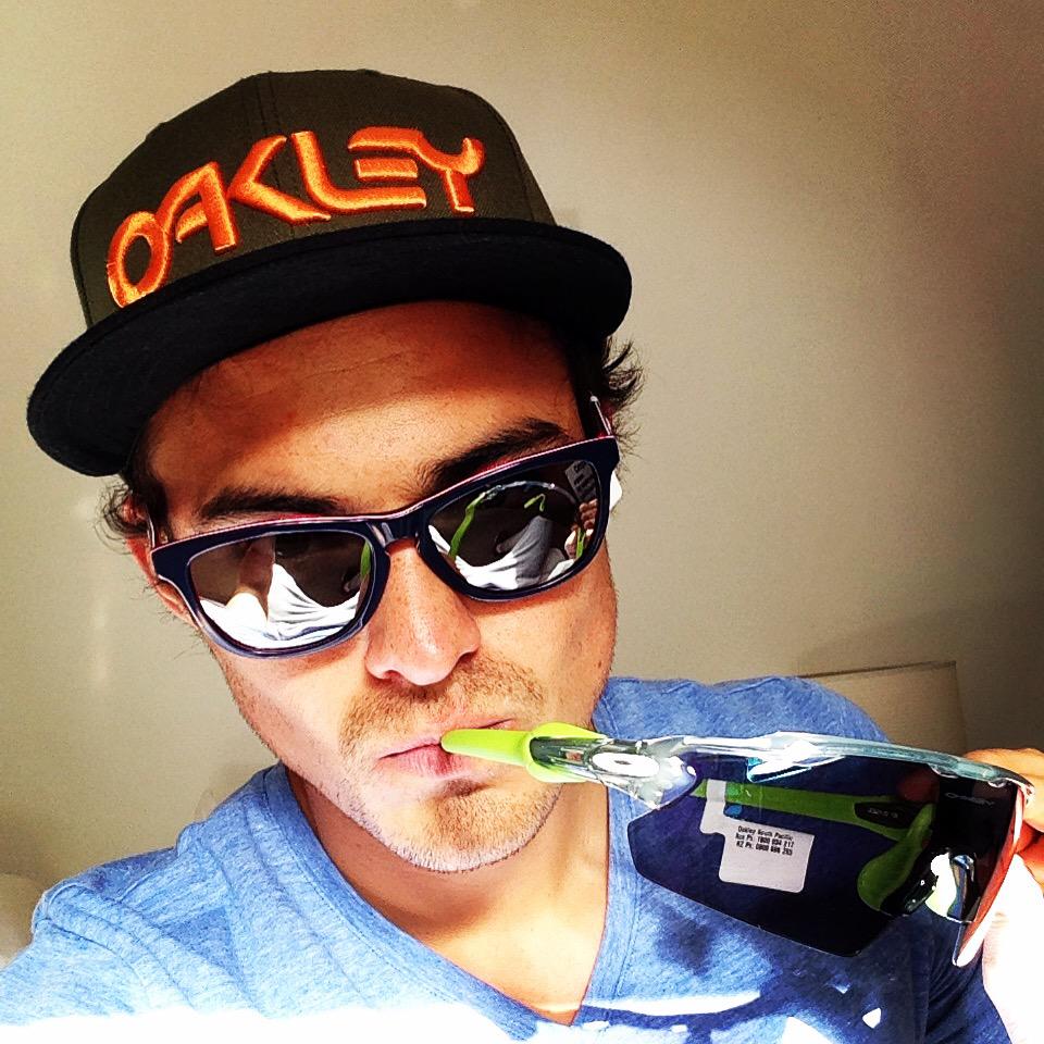 Almoukov's tweet photo. Stoked to get my brand new pair of #Frogskins and #RadarEV! Protect your eyes with #Oakley #HDO!@OakleyAUS_NZ http://t.co/6oRIemQwHW