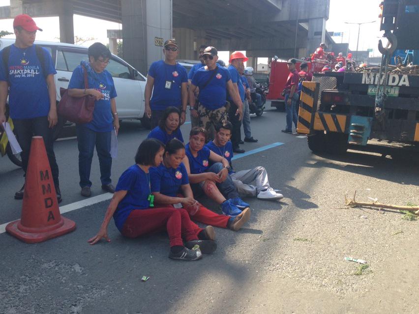 miguelortilla's tweet photo. Participants and rescuers are ready for Skyway Scenario #MMShakeDrill @cnnphilippines http://t.co/CtDbB6giNA