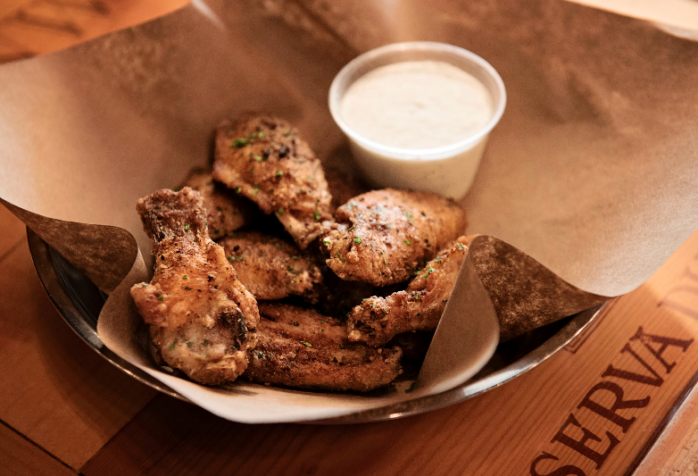 mussandturners's tweet photo. Happy #NationalChickenWingDay! Our favorite kind is El's Wings... what about you? Photo by @thecheekyspoon. http://t.co/jqKAKYDKcx