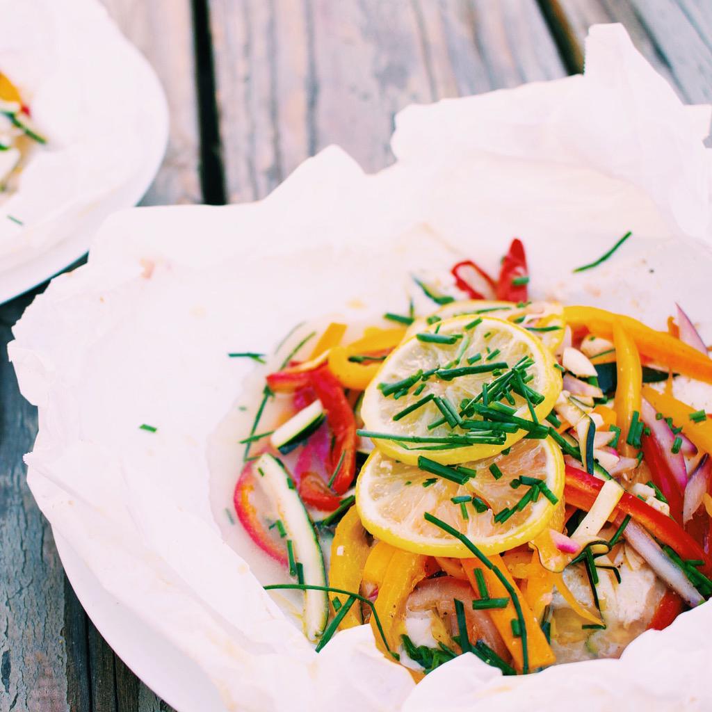 Goodfulness's tweet photo. Fish en Papillote is up on the blog! Steamed fish and crisp veggies 🌿🐟🌿🐟 #goodfulness #food #blog #recipe #fish #la http://t.co/hnWli2D7Ji